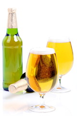 Calici di birra bionda