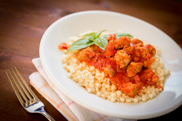 Fregola con sugo e salsiccia fresca, cucina sarda