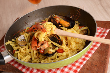 PASTA DI FETTUCINE AL PESCE - Fettucine pasta FISH