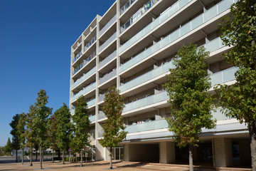 Fototapeta premium 新興住宅地の大型マンション
