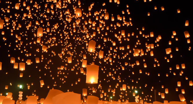 Sky lanterns festival or Yi Peng festival in Chiang Mai, Thailan