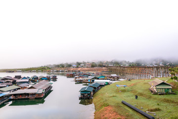 Fototapeta na wymiar The floating village in Sangkhlaburi, Thailand