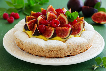 Almond meringue cake with figs and raspberries.