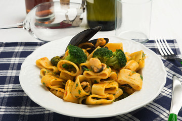 Calamarata con broccoli e cozze