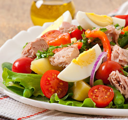 Salad with tuna, tomatoes, potato and onion