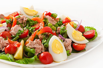 Salad with tuna, tomatoes, potato and onion