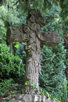 Grabkreuz auf einem Friedhof