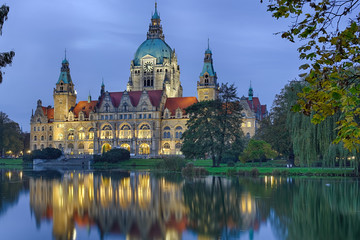 Fototapeta premium Rathaus Hannover beleuchtet Herbst