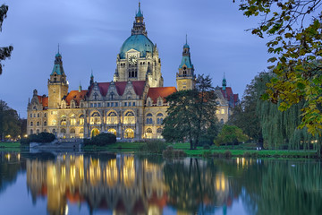 Rathaus Hannover beleuchtet Herbst