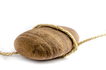 Stein mit Streifen Struktur an einem Seil