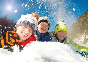 Gruppe Teenager im Schnee