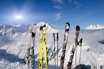 Skispitzen vor Bergpanorama
