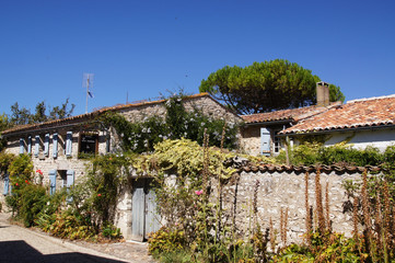 Vieille maison en pierre et volet bleu à Talmont-sur-Gironde