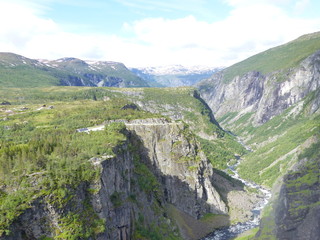 Fototapeta na wymiar Canyon de la cascade de Voringfoss Norvège