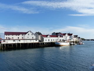 Fototapeta na wymiar Port de Svolvaer en Norvège avec bateau et maisons typique