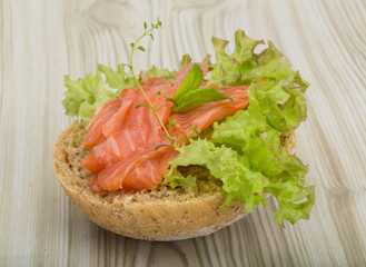 Salmon sandwich with thyme