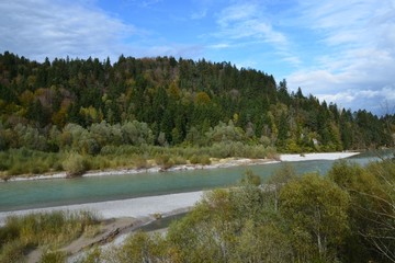 Gebirgsfluss gr&uuml;n