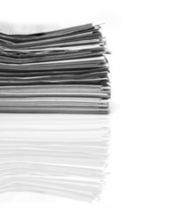 Zeitungen auf einem Glastisch