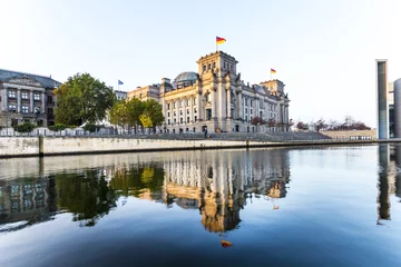 Schilderijen op glas Reichstag with reflection in spree river in berlin © travelview
