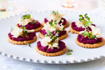 Crackers with beet pesto and cheese