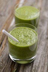 Grüner Smoothie auf Holztisch, Landhausstil