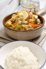 Hähnchen mit Reis, Banane und Ananas