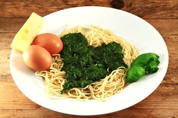 Spaghetti mit Spinat und Ei