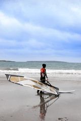 Naklejka premium lone Atlantic way windsurfer getting ready to surf