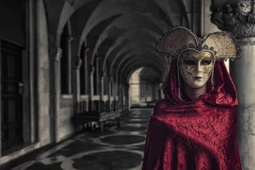 Foto auf Glas Schöne Frau in geheimnisvoller Maske © Hakan Kızıltan