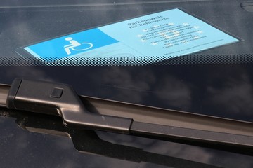 Parkausweis für Behinderte hinter Windschutzscheibe