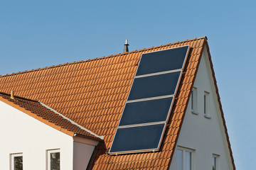 Sonnenkollektoren auf einem Dach aus Tonziegeln
