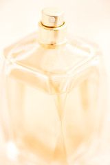 Naklejka premium Close up parfume bottle