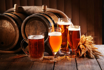 Baril de bière avec verres à bière sur table sur fond de bois