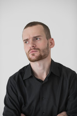 Fototapeta premium Portret zamyślony biznesmen patrząc w okno