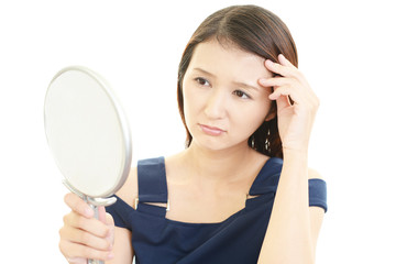 顔のシミを気にする女性