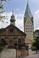 Fototapeta premium Alexiuskapelle und Paderborner Dom