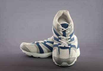Sports shoes