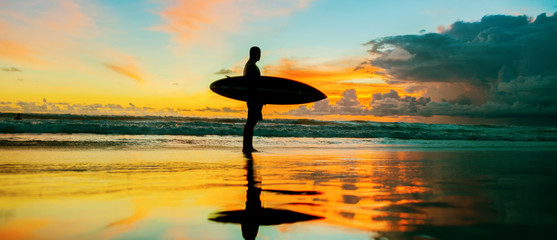 Surfer with board - obrazy, fototapety, plakaty