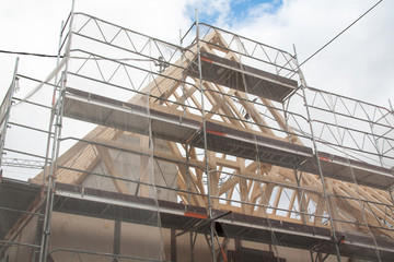 Echafaudage et filet de protection sur chantier