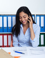 Frau aus der Türkei im Büro spricht am Handy