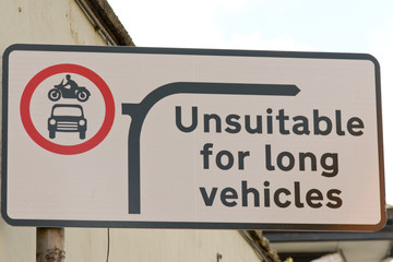 Obraz premium Unsuitable for long vehicles road sign