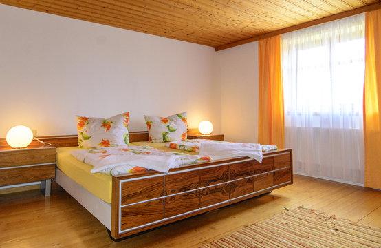 Doppelbett im Schlafzimmer