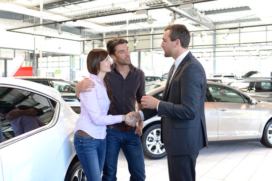 Verkaufsgespr&auml;ch und Schl&uuml;ssel&uuml;bergabe im Autohaus // Sales talk