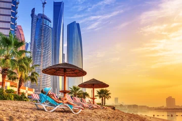 Foto auf Acrylglas Dubai Sonnenurlaub am Strand des Persischen Golfs bei Sonnenaufgang