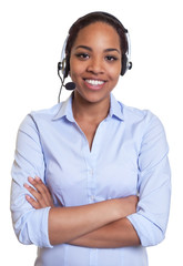 Stehende Frau aus Afrika mit Headset