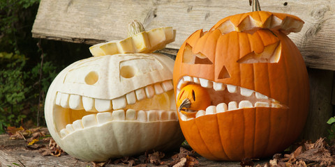 Kürbismonster zu Halloween auf Holzbank