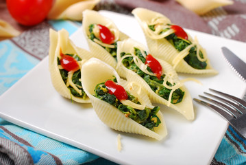 pasta shells stuffed with spinach