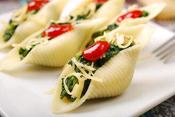 pasta shells stuffed with spinach