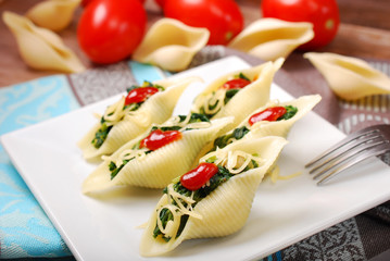 pasta shells stuffed with spinach