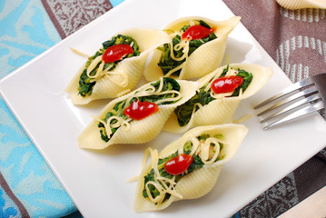 pasta shells stuffed with spinach